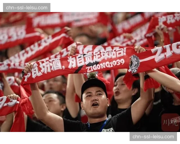 特写:大雨中,格拉纳达小球迷的哭泣与客队球迷赠送围巾的温暖一幕。 特写:大雨中,格拉纳达小球迷的哭泣与客队球迷赠送围巾的温暖一幕。